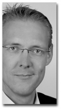 <b>Carsten Lexa</b>, LL.M. ist seit November 2005 als Rechtsanwalt tätig. - lexa_pic_grau-250x449